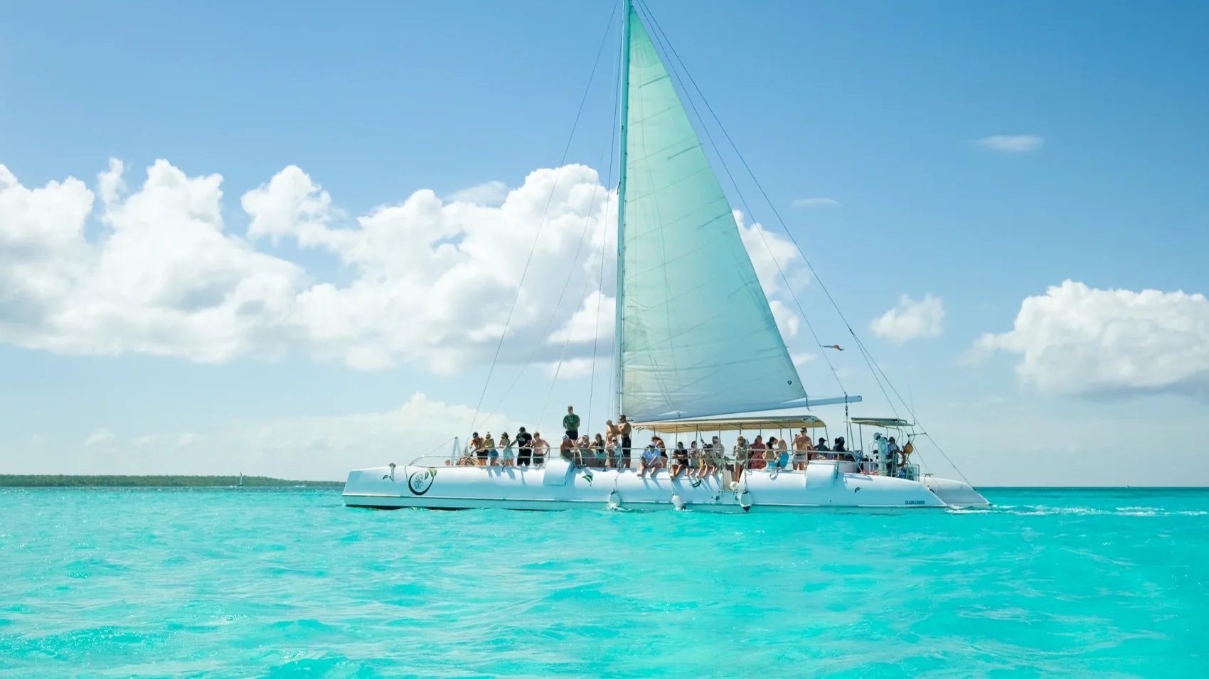 Catamarán navegando en las aguas de Saona